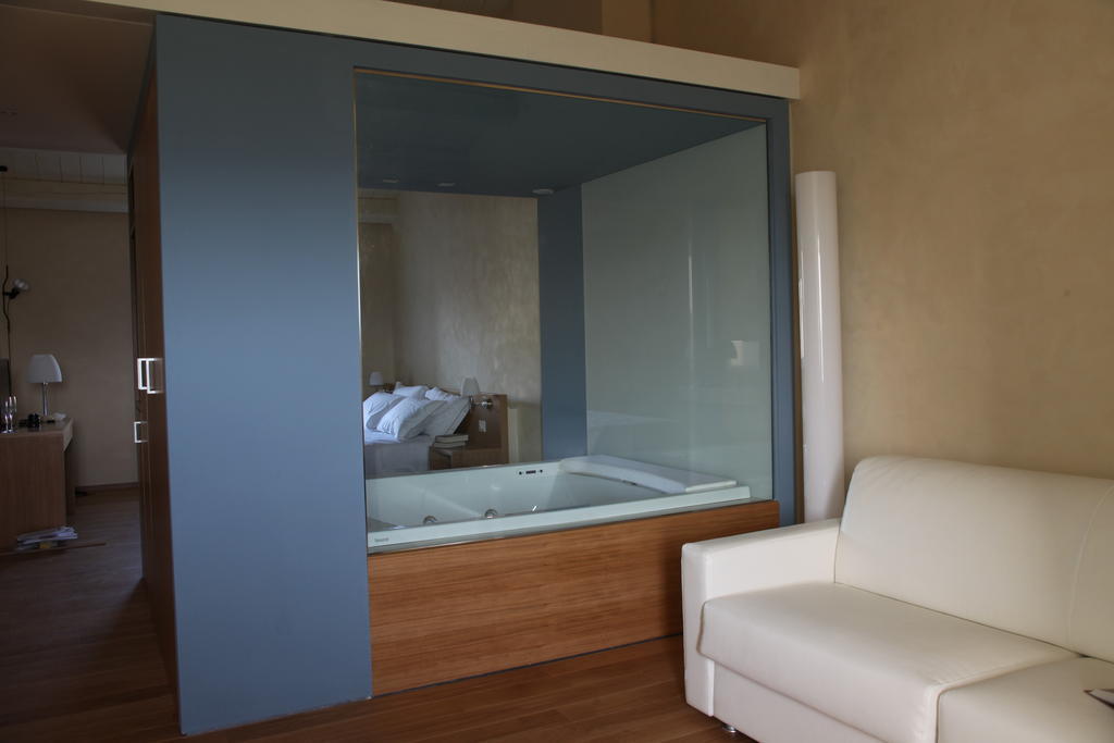 Relais Del Borgo Hotel & Spa 4 Stelle Staffolo Room photo
